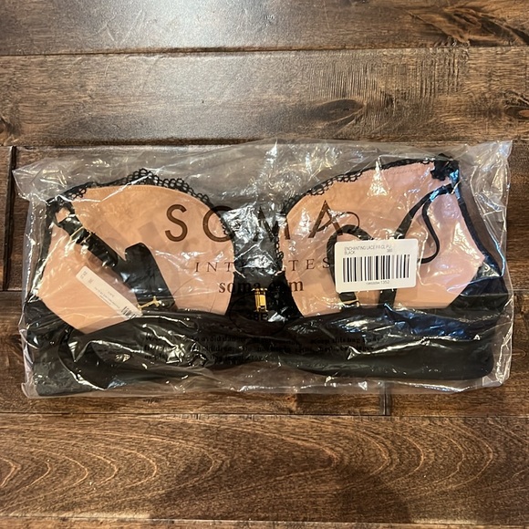 Enchanting Lace Front Close Bra - Picture 4 of 6